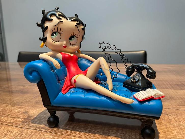 Betty Boop - Resine beeld - Betty Boop op de bank  ., Verzamelen, Beelden en Beeldjes, Zo goed als nieuw, Fantasy, Ophalen of Verzenden