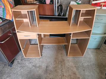 Mooie bureau  beschikbaar voor biedingen