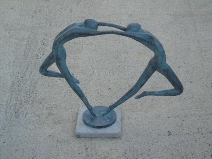 bronzen beeld van een koppel op blauwe steen., Tuin en Terras, Tuinbeelden, Nieuw, Abstract beeld, Overige materialen, Ophalen