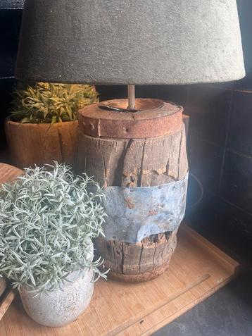 Tafellamp/ lamp/ oude wielas beschikbaar voor biedingen