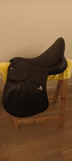 Bates veelzijdigheidszadel, 17,5 inch, weinig gebruikt, Animaux & Accessoires, Chevaux & Poneys | Selles, Enlèvement, Comme neuf