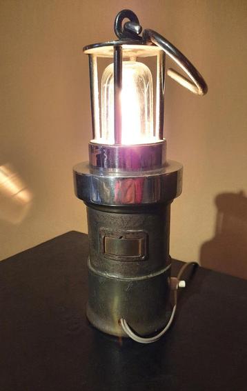 Oude mijnwerkerslamp met elektrische fitting beschikbaar voor biedingen