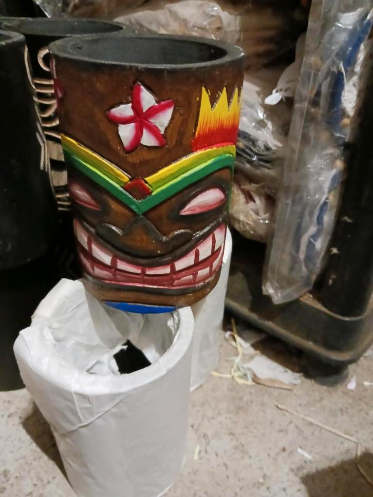 pot à crayons tiki 20 cm en bois d albesia, Antiek en Kunst, Kunst | Beelden en Houtsnijwerken, Ophalen of Verzenden