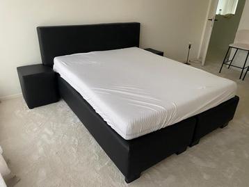 Boxspring zwart met nachtkastjes en nieuwe matras  beschikbaar voor biedingen