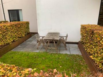 Tuintafel met 2 stoelen beschikbaar voor biedingen