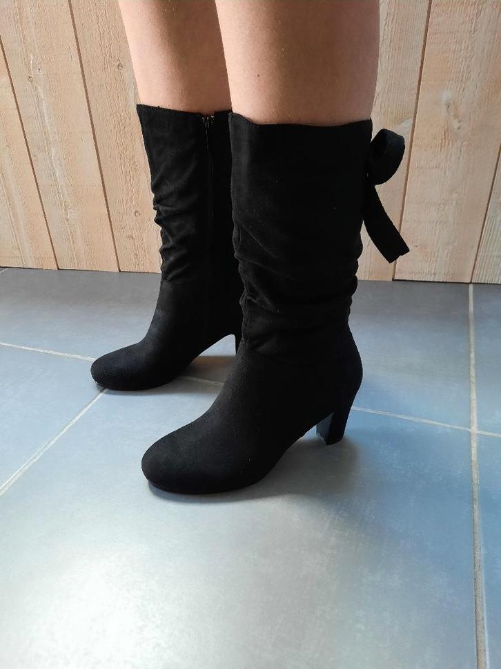 Korte botten aansluitend (maat 38), Kleding | Dames, Schoenen, Zo goed als nieuw, Lage of Enkellaarzen, Zwart, Ophalen of Verzenden