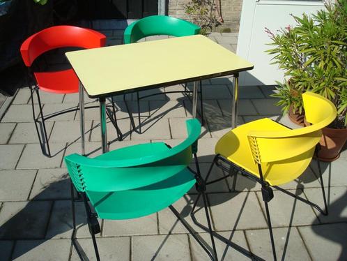 VINTAGE DESIGN  STOELEN EN TAFEL ., Tuin en Terras, Tuinsets en Loungesets, Gebruikt, Tuinset, Kunststof, 4 zitplaatsen, Eettafel