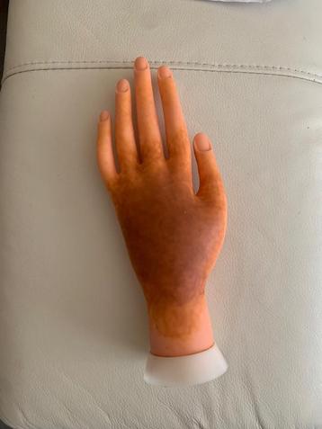 Manicure hand beschikbaar voor biedingen