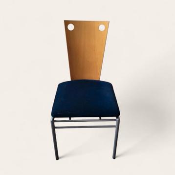 2 vintage Memphis stoelen beschikbaar voor biedingen