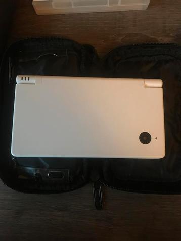 Nintendo DSi + 2 games beschikbaar voor biedingen