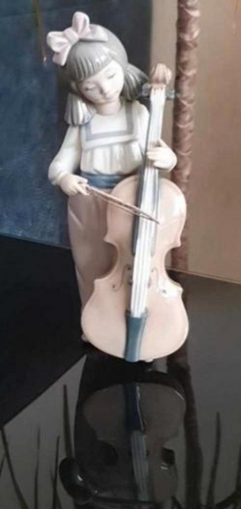 Belle statue de Lladro. « Fille avec violoncelle »., Collections, Statues & Figurines, Neuf, Envoi