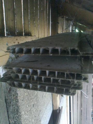 Plastiek planchetten en 2 buitenlampen beschikbaar voor biedingen