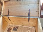 Zeer oude houten dekenkoffer/opbergkist., Antiek en Kunst, Curiosa en Brocante, Ophalen