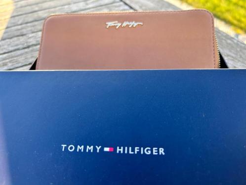 Portefeuille Tommy Hilfiger, Handtassen en Accessoires, Portemonnees, Zo goed als nieuw, Overige merken, Bruin, Leder, Ophalen