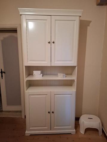 Hoge witte houten kast beschikbaar voor biedingen