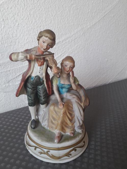 Beeldje man met viool en dame in zetel, Antiek en Kunst, Antiek | Porselein, Ophalen of Verzenden