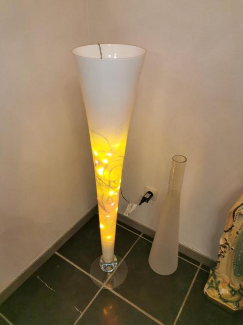 Zeer Grote glazen vaas wit H 120cm is hand geblazen +lampjes