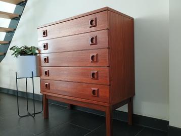 Vintage teaken ladekast beschikbaar voor biedingen