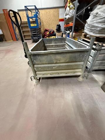 stapelbak beschikbaar voor biedingen