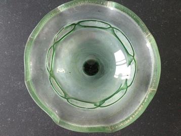 Glazen groene schaal op voet. beschikbaar voor biedingen