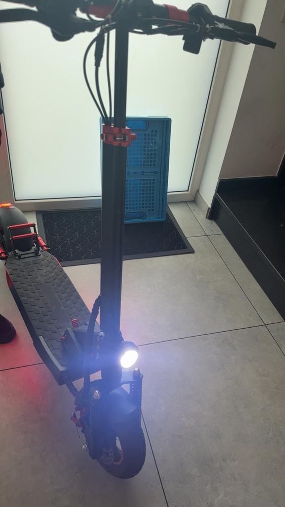 elektronische step geeft verschillende kleuren, Fietsen en Brommers, Steps, Zo goed als nieuw, Ophalen