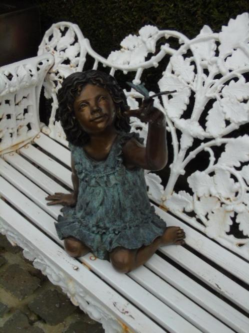 statue d une petite fille au papillon en bronze patiné ., Jardin & Terrasse, Statues de jardin, Neuf, Autres types, Autres matériaux