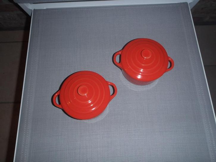 1 lot de 2 mini cocottes rouges, Maison & Meubles, Cuisine | Vaisselle, Neuf, Récipient(s), Enlèvement