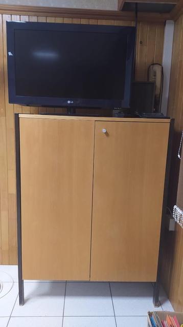 Kast met 3 leggers beschikbaar voor biedingen