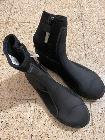 NIEUWE duikschoenen, prijs: 20€ beschikbaar voor biedingen