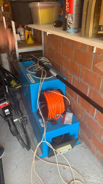 Watertank 230liter met pomp & borstel beschikbaar voor biedingen