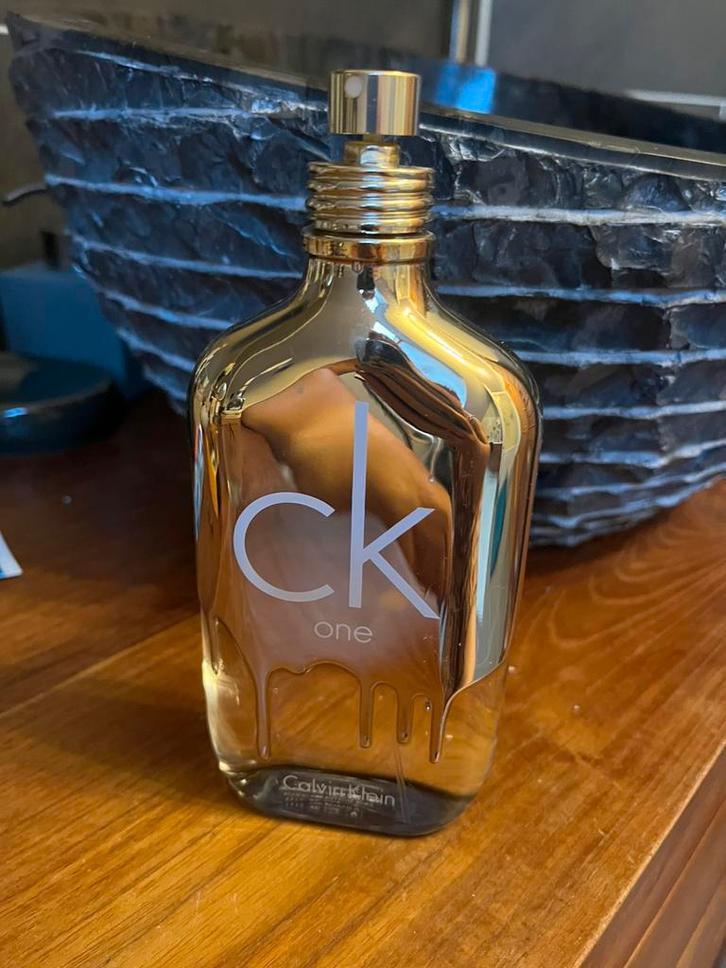 Calvin Klein Ck One Gold Eau de Toilette 100ml, Handtassen en Accessoires, Uiterlijk | Parfum, Gebruikt, Ophalen of Verzenden