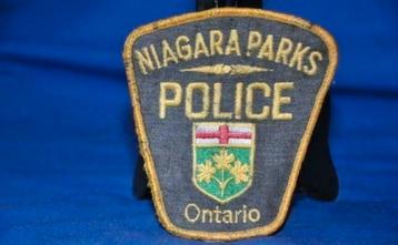 *  badge brodé police antario niagara parks  beschikbaar voor biedingen