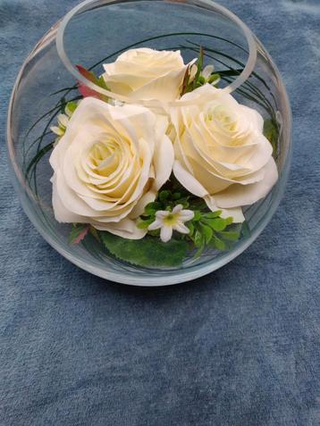 Vaas met kunstbloemen beschikbaar voor biedingen