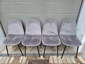 4 stoelen in Scandinavische stijl  beschikbaar voor biedingen