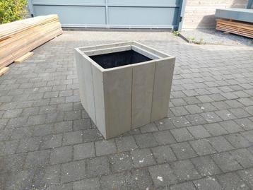 Nieuwe bloembak in steigerhout behandeld met grey wash beits beschikbaar voor biedingen