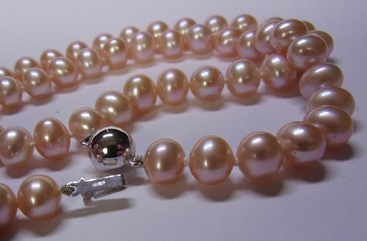 Nieuw parelcollier met 14 karaat witgouden slot, Handtassen en Accessoires, Kettingen, Nieuw, Goud, Roze, Met edelsteen, Verzenden