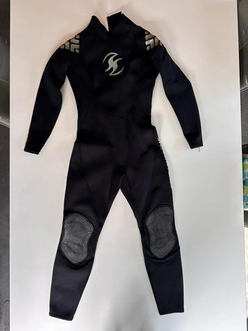 Scubasupreme wetsuit beschikbaar voor biedingen