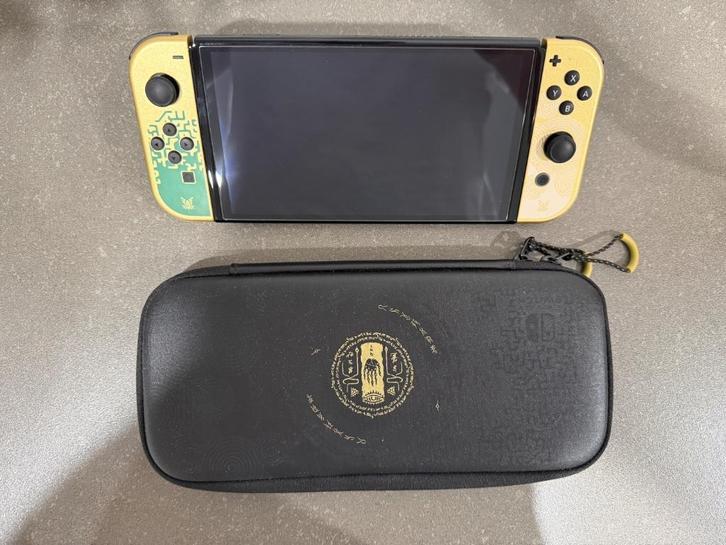 Nintendo Switch Oled Zelda, Consoles de jeu & Jeux vidéo, Consoles de jeu | Nintendo Switch, Comme neuf, Switch OLED, Avec 2 manettes