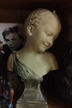 Retro.vintage borstbeeld van meisje, Enlèvement