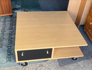 Salontafel op wielen gratis beschikbaar voor biedingen