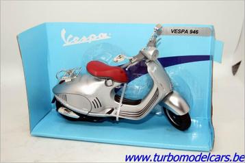 Vespa 946 Zilverkleurig 1/12 New Ray beschikbaar voor biedingen