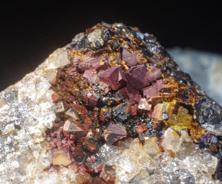 BARIOPHARMACOSIDERIET + GOETHIET uit de Clara mijn., Verzamelen, Mineralen en Fossielen, Mineraal, Ophalen of Verzenden
