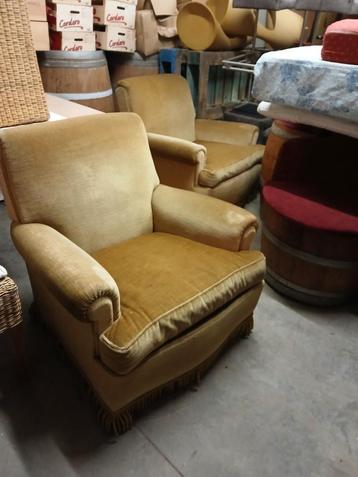 2 oude fauteuils  (geelgroen, met franjes) beschikbaar voor biedingen