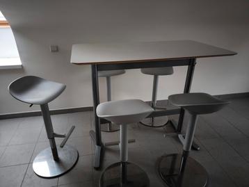 Hoge tafel en 5 bijpassende barkrukken beschikbaar voor biedingen