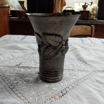 Vase en étain 