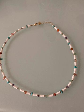 Collier avec pierres colorées, Enlèvement