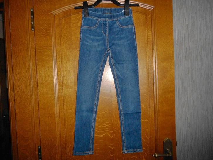 blauwe jeans JBC mt 140 + GRATIS kaki jeans, Kinderen en Baby's, Kinderkleding | Maat 140, Gebruikt, Meisje, Broek, Ophalen of Verzenden
