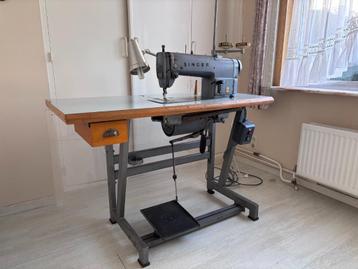 Industriële Singer naaimachine (model 366K205) beschikbaar voor biedingen