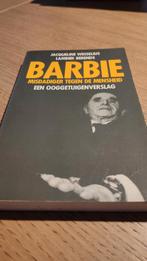 Barbie, Misdadiger tegen de mensheid., Boeken, Ophalen of Verzenden