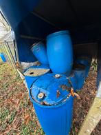 Blauwe regentonnen te koop, Ophalen